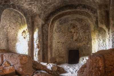 Bari. Croci, arcate e decori policromi: alla scoperta del millenario ipogeo di via Martinez 